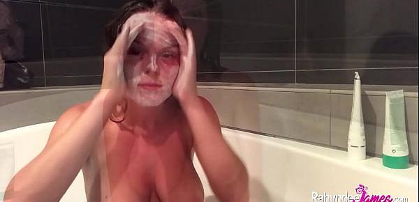  Natural tits Pawg Rahyndee bath tub sex toy fun fucking self
